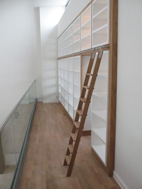 Regalwand und Arbeitszimmer