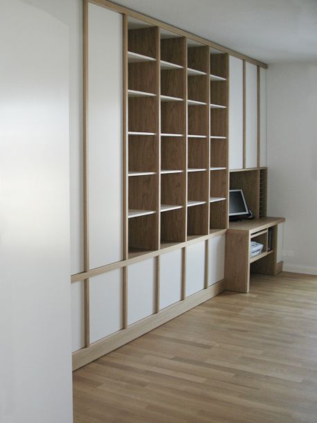 Regalwand und Arbeitszimmer