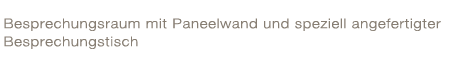 Besprechungsraum mit Paneelwand und speziell angefertigter Besprechungstisch